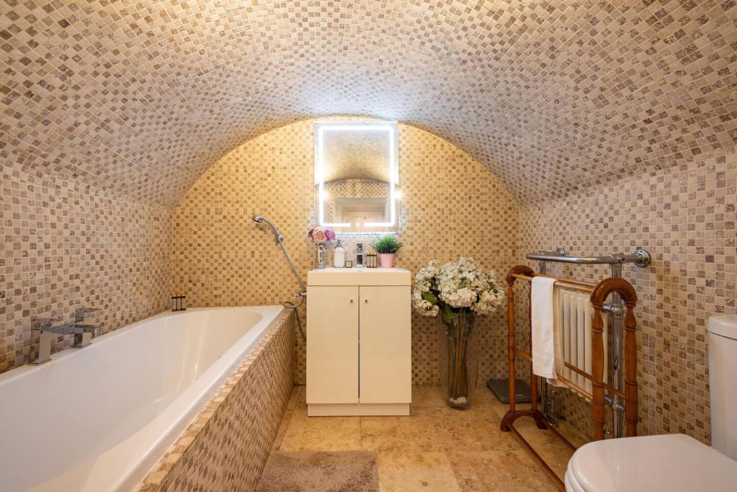 Niru Experience Serene Garden Haven Duplex Londra